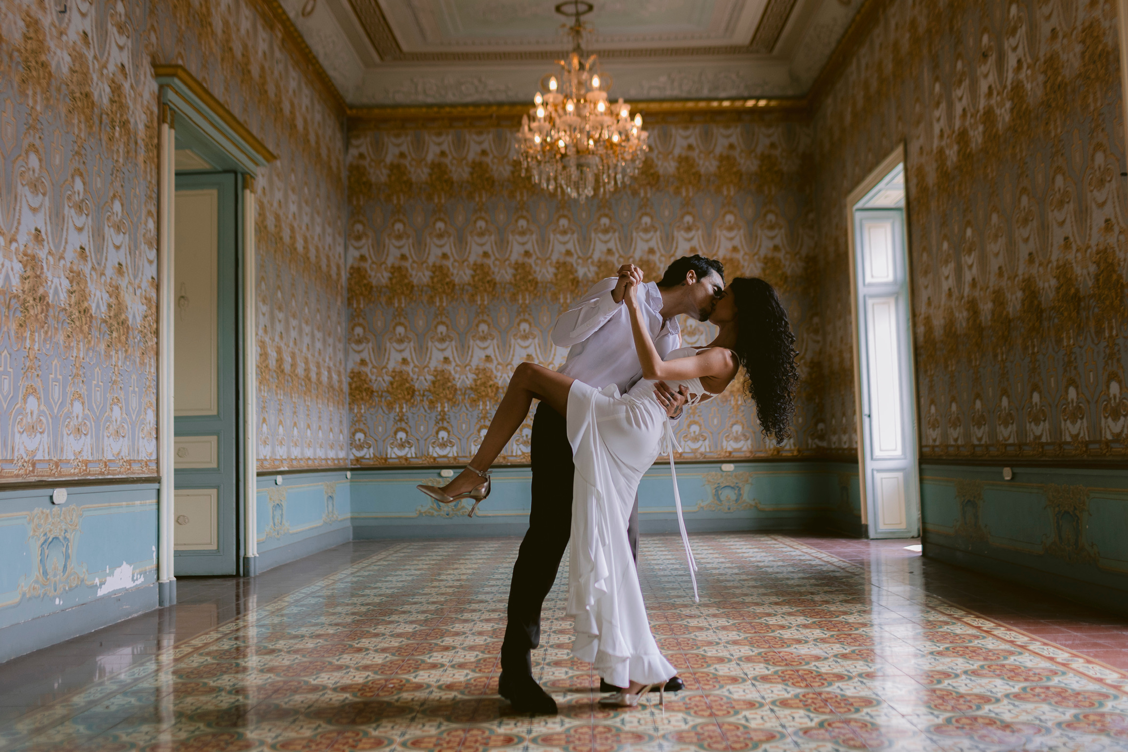 Arnau y Karina bailando
